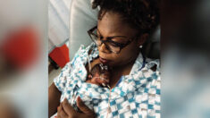 Mujer sin una trompa de Falopio y un ovario da a luz a una bebé y sobrevive a parto casi mortal