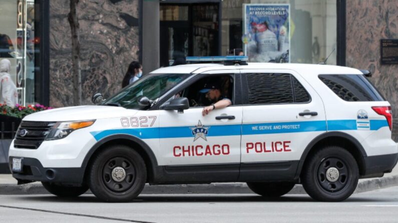 Una patrulla es vista en Chicago, Illinois, el 18 de junio de 2021. (Kamil Krzaczynski/AFP vía Getty Images)