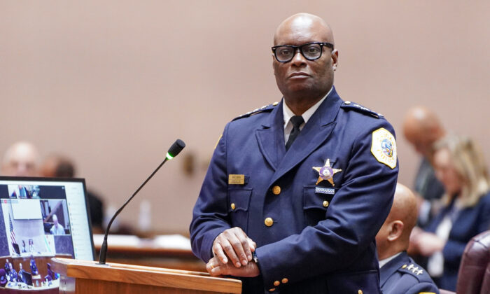 El superintendente de la policía de Chicago, David Brown, escucha preguntas de los concejales en una reunión especial del consejo de la ciudad en la que se abordaron los delitos violentos el 2 de julio de 2021. (Cara Ding/Epoch Times)