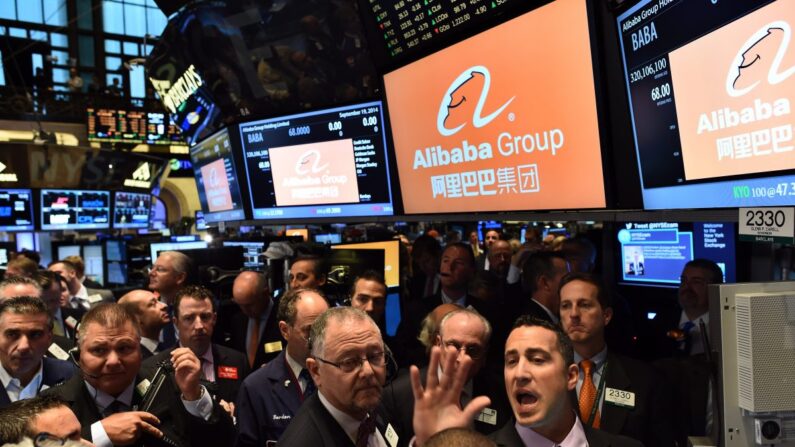 Los operadores esperan a que las acciones del gigante chino del comercio online Alibaba se publiquen, en la Bolsa de Nueva York, el 19 de septiembre de 2014. (JEWEL SAMAD/AFP/Getty Images)