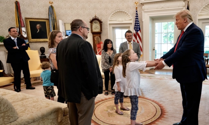 El presidente Donald Trump se reúne con los creadores de memes conocidos como Carpe Donktum y Mad Liberals en la Oficina Oval de la Casa Blanca, en Washington, el 3 de julio de 2019. (Casa Blanca)