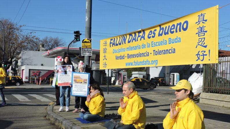 Practicantes de Falun Gong en Argentina realizan actividades por los 22 años de persecución del régimen chino frente a la embajada china en Buenos Aires, Argentina, el 16 de julio de 2021. (Proporcionado a The Epoch Times)