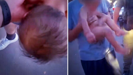 Policía salva la vida de un niño de un año que dejó de respirar en la bañera