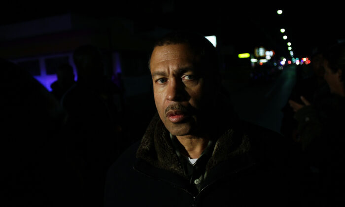 El entonces jefe de policía de Detroit, James Craig, habla con los reporteros sobre un tiroteo afuera de una peluquería donde nueve personas fueron baleadas, en Detroit, Michigan, el 6 de noviembre de 2013. (Joshua Lott/Getty Images)
