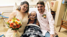 Nieta traslada su boda al hospital, cumpliendo el último deseo de su abuela