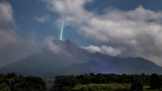 Fotógrafo captura el momento en que un meteoro parece caer en la boca de un volcán en Indonesia