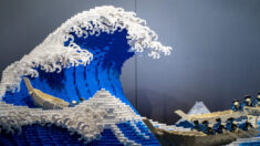 Artista japonés recrea la famosa obra de «La gran ola de Kanagawa» con 50,000 piezas de Lego