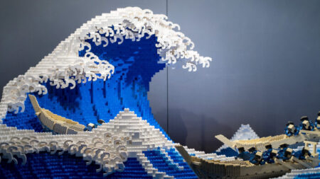 Artista japonés recrea la famosa obra de «La gran ola de Kanagawa» con 50,000 piezas de Lego