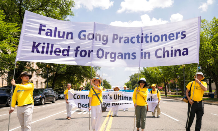 Unos practicantes de Falun Gong participan en un desfile en Washington el 16 de julio de 2021 que marca el 22° aniversario del inicio de la persecución del régimen chino a Falun Gong. (Samira Bouaou/The Epoch Times)