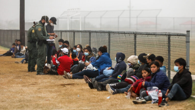 Un grupo de inmigrantes ilegales es procesado por la Patrulla Fronteriza después de cruzar la frontera entre Estados Unidos y México en La Joya, Texas, el 10 de abril de 2021 (Charlotte Cuthbertson / The Epoch Times).