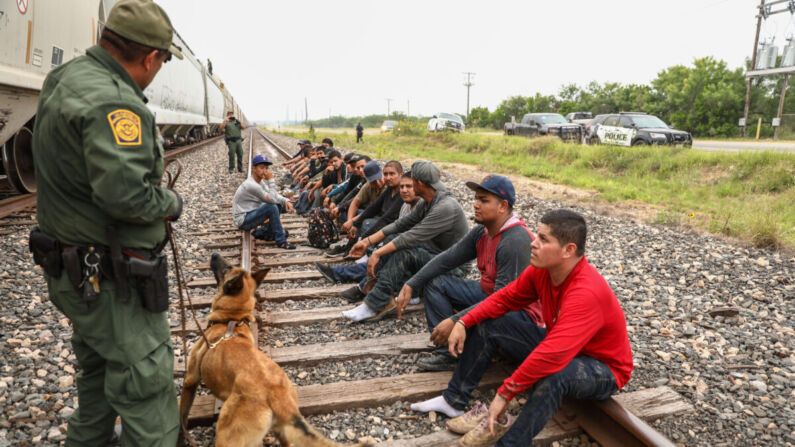Agentes de la Patrulla Fronteriza detienen a 21 inmigrantes ilegales procedentes de México que se habían escondido en una tolva de grano en un tren de mercancías que se dirigía a San Antonio, cerca de Uvalde (Texas), el 21 de junio de 2021. (Charlotte Cuthbertson/The Epoch Times)