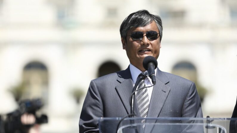 El abogado y defensor de los derechos humanos Chen Guangcheng habla en una concentración para conmemorar el 30º aniversario de la masacre de la plaza de Tiananmen, en el Jardín Oeste del Capitolio el 4 de junio de 2019. (Samira Bouaou/The Epoch Times)