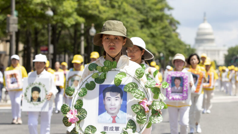 Los practicantes de Falun Gong participan en un desfile que conmemora el vigésimo aniversario de la persecución contra Falun Gong en China, en Washington el 18 de julio de 2019. (Samira Bouaou/The Epoch Times)