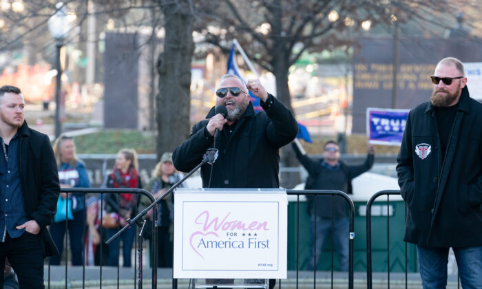 El pastor Brian Gibson habla en un mitin de mujeres a favor de la política de Trump, en Freedom Plaza, en Washington, D.C., el 12 de diciembre de 2020. (Leo Shi/The Epoch Times)