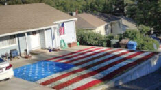 Veterana del ejército de EE. UU. pinta una enorme bandera americana en su jardín para el 4 de julio