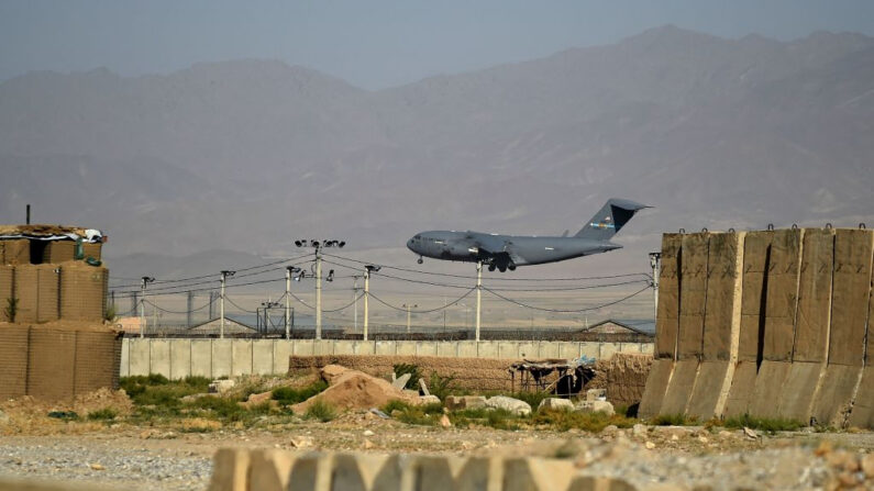Un avión de transporte de la Fuerza Aérea de Estados Unidos aterriza en la Base Aérea de Bagram en Bagram (Afganistán) el 1 de julio de 2021. (Wakil Kohsar/AFP vía Getty Images)