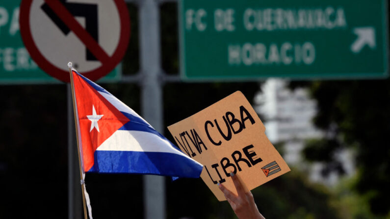 Ciudadanos cubanos participan en una manifestación contra el régimen del líder cubano Miguel Díaz-Canel frente a la Embajada de Cuba, en Ciudad de México (México) el 12 de julio de 2021. (Alfredo Estrella/AFP vía Getty Images)