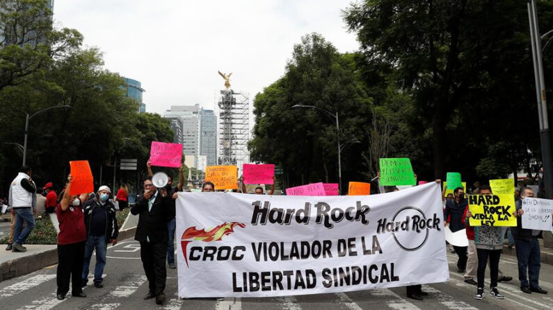 Miembros de la Confederación Revolucionaria de Obreros y Campesinos (CROC), protestan contra la cadena estadounidense de hoteles Hard Rock el 15 de julio de 2021, frente a la Embajada de Estados Unidos en Ciudad de México (México). EFE/ Alex Cruz