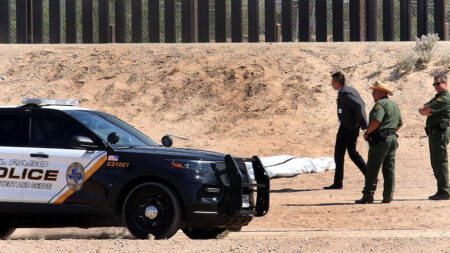 Muere una inmigrante al caer desde un muro al intentar ingresar a EE.UU.