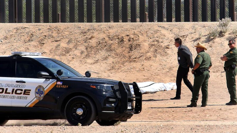 Especialistas forenses de Estados Unidos resguardan el cuerpo de un inmigrante mexicano que falleció al caer del muro fronterizo en el lado estadounidense. EFE/ Luis Torres/Archivo