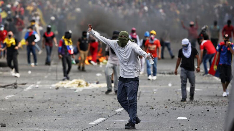 Manifestantes se enfrentan el 20 de julio de 2021 a integrantes del Escuadrón Móvil Antidisturbios (ESMAD) de la Policía colombiana, en la Loma de la Cruz en Cali (Colombia). EFE/ Pablo Rodríguez