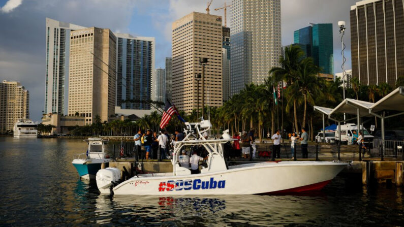 Los navegantes llegan para participar en una flotilla de apoyo a Cuba que parte de Bayside en el centro de Miami (EE.UU.) hacia Cuba, el 23 de julio de 2021. (Eva Marie Uzcategui/AFP vía Getty Images)
