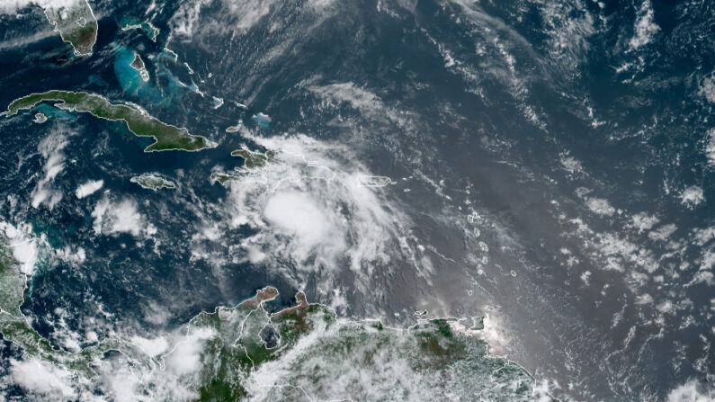 Elsa, primer huracán del 2021 en la cuenca atlántica, se movía este sábado 3 de julio hacia el sur de la Española (República Dominicana y Haití) con vientos máximos sostenidos de 75 millas por hora (120 km/h) y se espera que la situación meteorológica en el área se deteriore en la próximas horas. NOAA