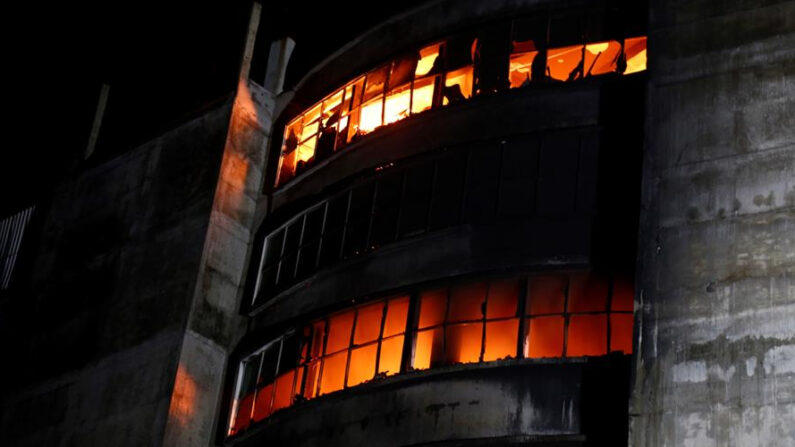 La fábrica de Hashem Foods Limited incendiada en el distrito de Narayanganj, en las afueras de Dacca (Bangladesh). EFE/EPA/Monirul Alam