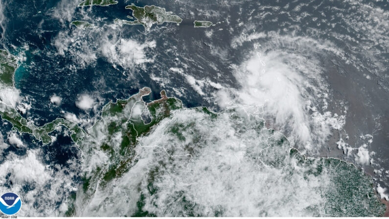 Elsa, la quinta tormenta tropical del año en la cuenca atlántica, alcanzó fuerza de huracán durante la noche y se acerca este vienes a Barbados, en las Antillas Menores, con vientos máximos sostenidos de 75 millas por hora (120 km/h), informó el Centro Nacional de Huracanes (NHC) de EEUU. (NOAA)