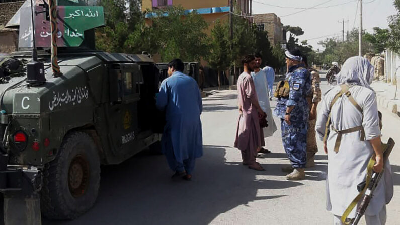 Personal de seguridad afgano monta guardia a lo largo de una carretera en medio de la lucha en curso entre las fuerzas de seguridad afganas y los talibanes en la ciudad occidental de Qala-i- Naw, la capital de la provincia de Badghis, el 7 de julio de 2021. (AFP vía Getty Images)