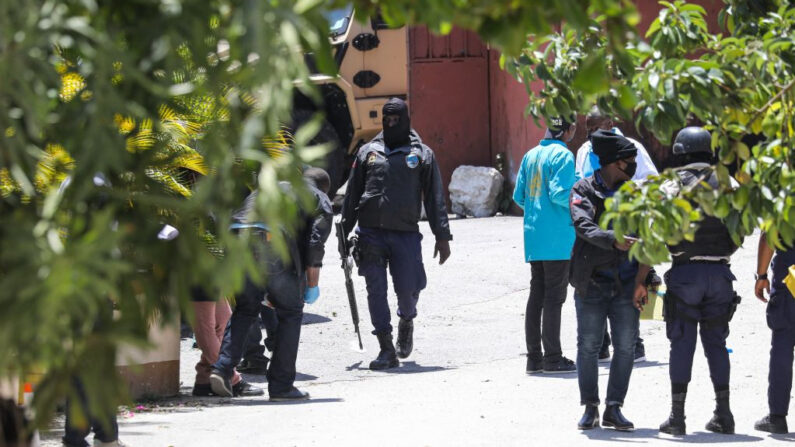 Miembros de la policía haitiana y forenses buscan pruebas fuera de la residencia presidencial el 7 de julio de 2021 en Puerto Príncipe, Haití. (Valerie Baeriswyl/AFP vía Getty Images)