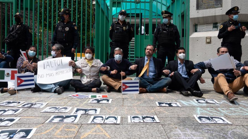 Manifestantes protestan el martes 13 de julio de 2021, en la afueras de la Embajada de Cuba, en la Ciudad de México (México). EFE/Mario Guzmán