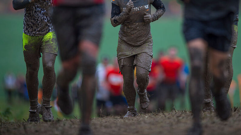 Tough Mudder es un evento de resistencia de estilo militar en una carrera de obstáculos de 10 a 12 millas diseñada para poner a prueba la fuerza, la resistencia, el trabajo en equipo y el valor mental. (Justin Setterfield/Getty Images)
