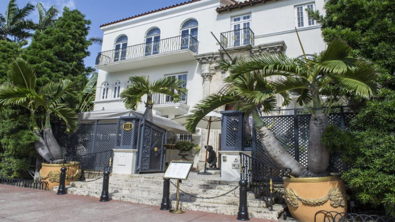 Vista de la fachada de la Villa Casa Casuarina, mansión donde vivió el diseñador italiano Gianni Versace, en Miami Beach, Florida (EE.UU.). EFE/Giorgio Viera/Archivo
