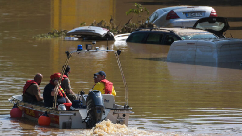 Un barco de rescate patrulla junto a vehículos sumergidos en la carretera federal B265 en Erftstadt, oeste de Alemania, el 17 de julio de 2021. (Sebastien Bozon/AFP vía Getty Images)