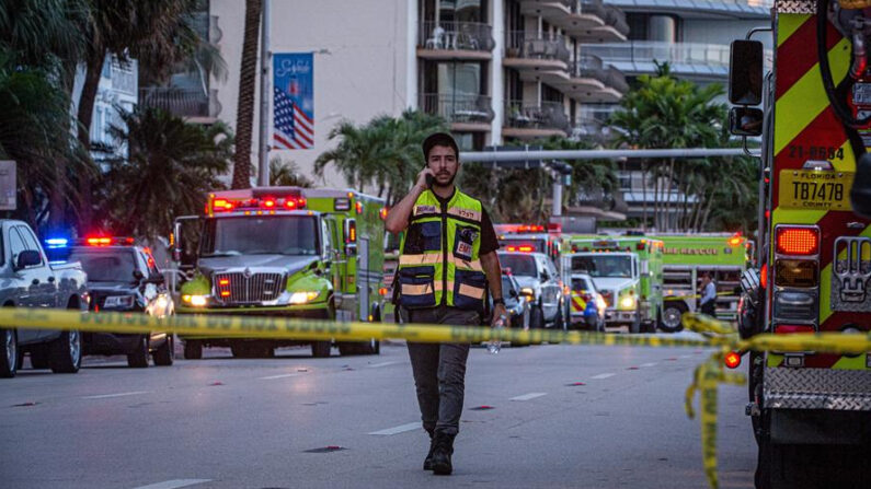 Un miembro de primeros auxilios camina frente a varios camiones de bomberos cerca del edificio de 12 pisos parcialmente colapsado, al norte de Miami Beach, Florida (EE.UU.). EFE/Giorgio Viera/Archivo
