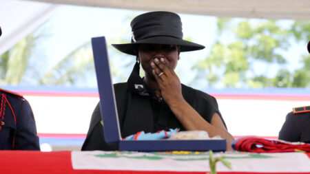 Funeral del expresidente haitiano Moise se realiza en medio de tensión y protestas