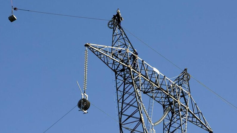 Una avería en una línea de alta tensión en Francia dejó este sábado 24 de julio de 2021 sin electricidad a cientos de miles de hogares en España y en Portugal, donde el suministro ya fue restablecido. EFE/J.L. Cereijido/Archivo