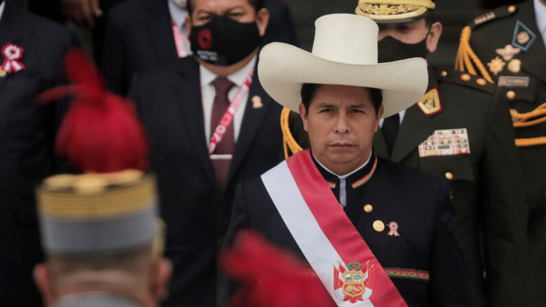 El presidente de Perú, Pedro Castillo, sale del Congreso con la banda presidencial tras la investidura presidencial el 28 de julio de 2021 en Lima, Perú. (Getty Images)