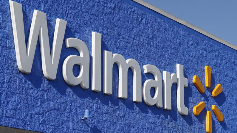 Vista del logo de Walmart en una de sus tiendas, en una fotografía de archivo. (EFE/Larry W. Smith/Archivo)