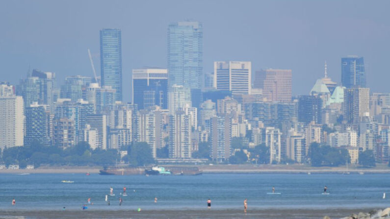 La ciudad de Vancouver, Columbia Británica (Canadá), se ve a través de una bruma en un día de calor abrasador, el 29 de junio de 2021. (Don MacKinnon/AFP vía Getty Images)