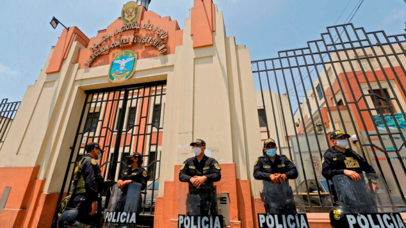 En una foto de archivo, policías custodian la entrada de la División Policial Antiterrorista (DIRCOTE) en Lima, donde permanecen detenidos presuntos miembros de grupos subversivos vinculados al grupo terrorista maoísta-leninista Sendero Luminoso, tras ser arrestados en una redada masiva en la madrugada del 2 de diciembre de 2020. (Luka Gonzales/AFP vía Getty Images)