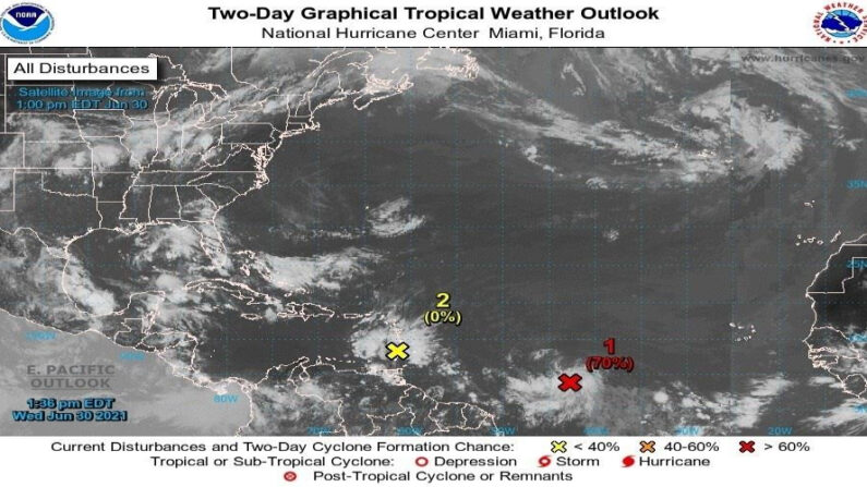 Fotografía cedida por la Oficina Nacional de Administración Oceánica y Atmosférica (NOAA) donde se muestran las dos ondas tropicales en el Atlántico, una a 1300 millas (2092 kilómetros) al este-sureste de las Islas de Barlovento y otra avanzando por las Antillas Menores hacia el oeste a través del Caribe. EFE/NOAA-NHC
