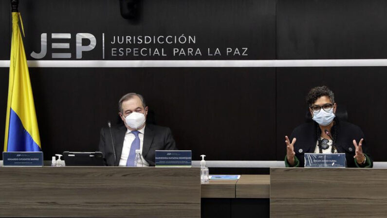 El presidente de la Jurisdicción Especial para la Paz (JEP), magistrado Eduardo Cifuentes (i), y la presidenta de la Sala de Reconocimiento de Verdad de responsabilidad y de Determinación de los Hechos y Conductas, Nadiezhda Natazaha Henríquez (d), ofrecen una rueda de prensa el 6 de julio de 2021 en la sede de la JEP, en Bogotá (Colombia). EFE/ Carlos Ortega