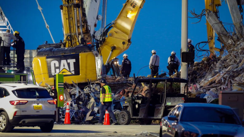 Los equipos de búsqueda y rescate continúan trabajando entre los escombros en el lugar donde se derrumbó el condominio Champlain Towers South en Surfside, Florida, el 6 de julio de 2021. (Eva Marie Uzcategui/AFP vía Getty Images)