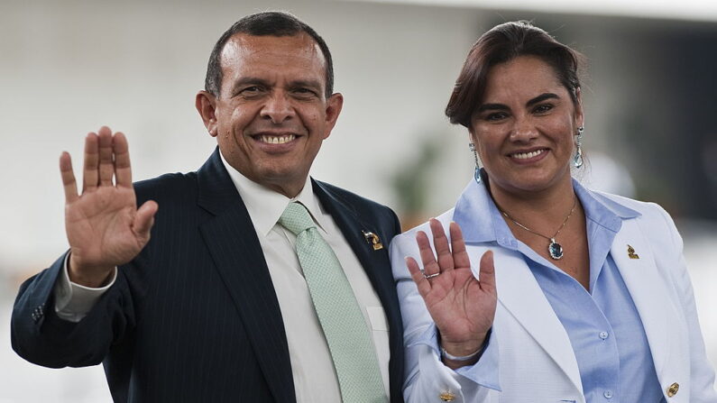 El expresidente de Honduras, Porfirio Lobo, y su esposa, Rosa Elena de Lobo, saludan durante una visita al Museo de Antropología de Ciudad de México (México), el 14 de septiembre de 2010. (Ronaldo Schemidt/AFP vía Getty Images)