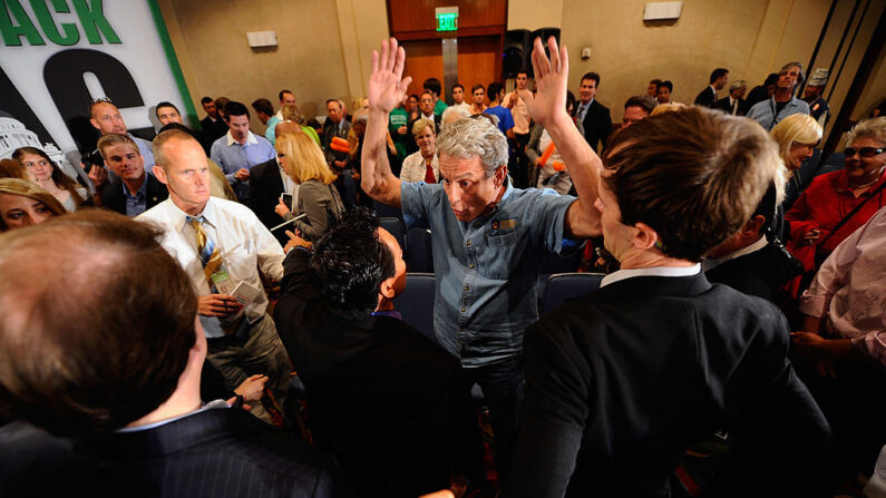 Ed Buck, con las manos en alto, se enfrenta al personal de seguridad después de interrumpir un evento de campaña en California, el 22 de septiembre de 2010, en Los Ángeles, California. (Kevork Djansezian/Getty Images)