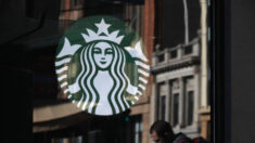Las acciones de Starbucks caen debido a la polémica por la decoración LGBT