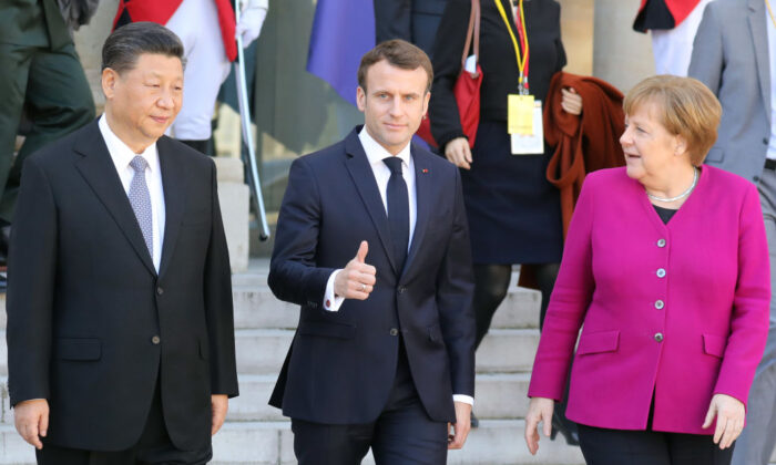 El presidente francés Emmanuel Macron (centro) junto a la canciller alemana Angela Merkel (dcha.) y el mandatario chino Xi Jinping (i) tras su reunión en el Palacio del Elíseo en París el 26 de marzo de 2019. (LUDOVIC MARIN/AFP vía Getty Images)
