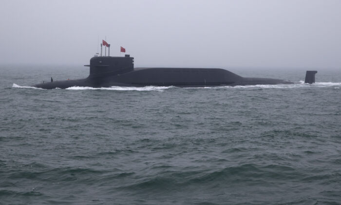Un submarino nuclear tipo 094 clase Jin 15 de la Armada china participa en un desfile naval en el mar cerca de Qingdao, en la provincia oriental china de Shandong, el 23 de abril de 2019. (Mark Schiefelbein/AFP vía Getty Images)